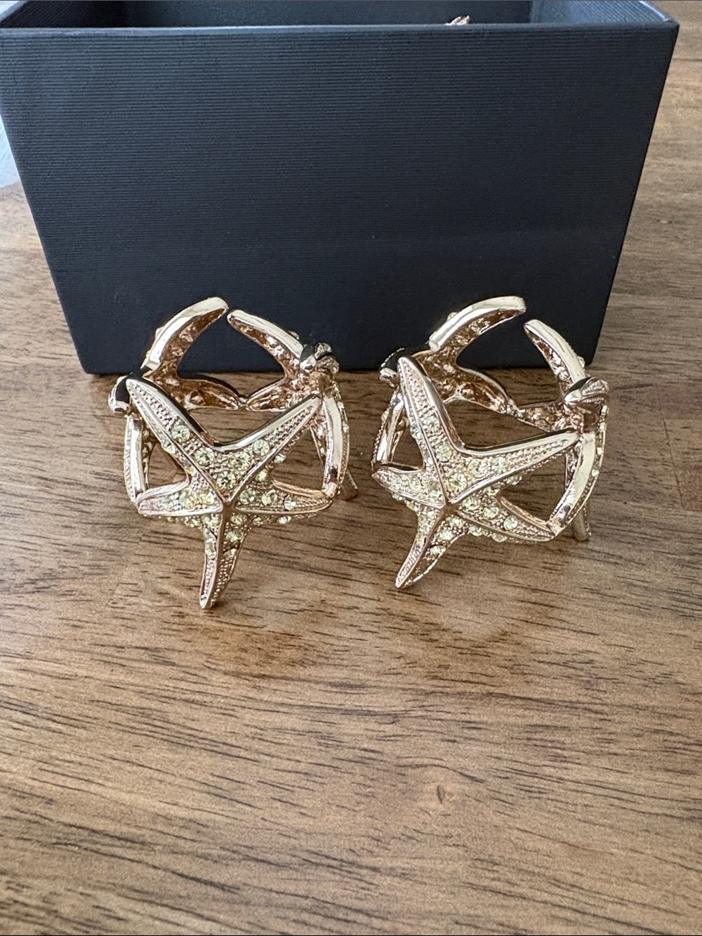 L'OBJET Gold Starfish Napkin Rings with Swarovski- set of 4 - Picture 3 of 8